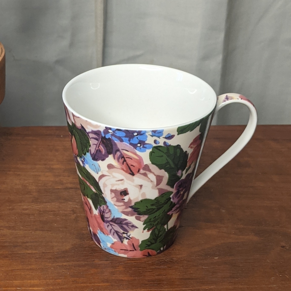 🌊3/$15 V&A Museum Welbeck Rose floral mug